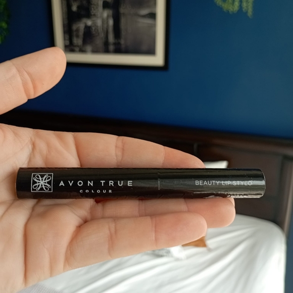 ✨FREE WITH PURCHASE OF 2000✨ Avon Lip Stylo Lipstick in Ongoing Rose - Picture 2 of 14